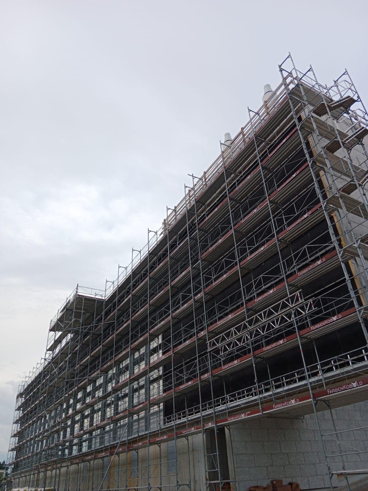 Gerüstbau an einem mehrstöckigen Gebäude
